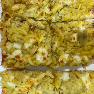 Pizza patate e mozzarella in mezza teglia