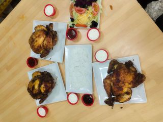 3 Pollo A L'Ast Entero Con Ensalada Mixta Con Arroz Y Alitas De Pollo