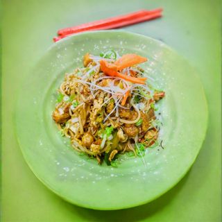 Kung Pão Chicken with Egg Noodles - ✓