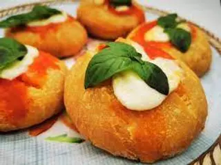 Montanara con acciughe