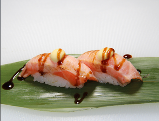 N10 Nigiri salmone scottato - 2 pezzi