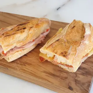 Bocadillo Se Serrano Y Tomate En Rodajas