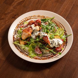 Салат з курчам в беконі (300 г)