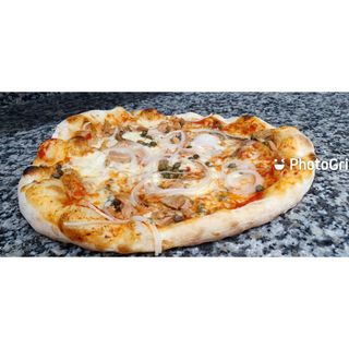 34. Pizza Tonnata