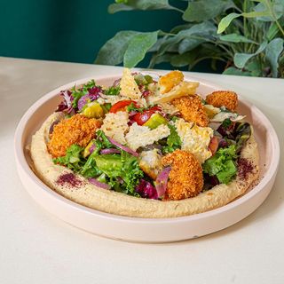 Salata cu Hummus si Pui Crispy
