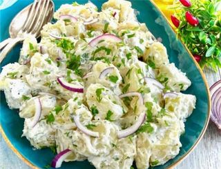 Insalata di patate con cipolla e maionese