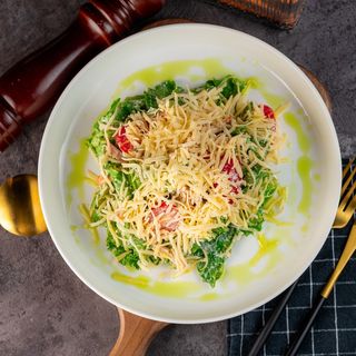 Салат из свежей зелени с копченной курицей, помидорами черри и сыром 