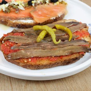 Tosta de Anchoa de Santoña sobre cama de tomate Raf