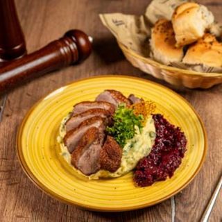 Piept de rață cu piure cu verdețuri și sos de fructe de pădure