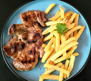 Ceafa de porc la gratar cu cartofi prajiti