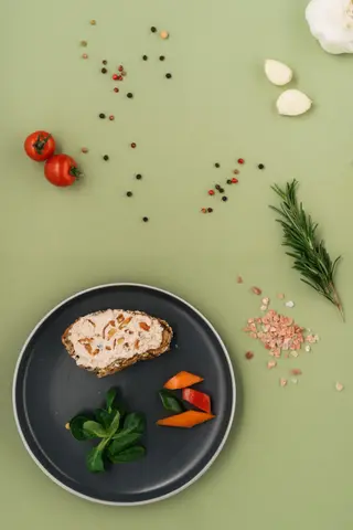 Pastă tartinabilă vegană cu ceapă proaspătă și coaptă