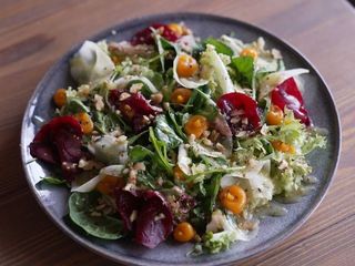 Салат запеченим буряком, яблуком, кремом батату та грецьким горіхом (190g)