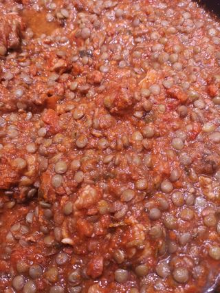 Llenties estofades amb carn (aprox 400gr)