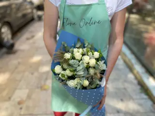 White sprey roses