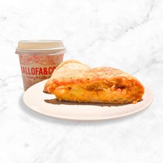Pincho de tortilla con bebida caliente