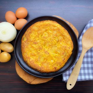 Tortilla de patatas con cebolla (recién hecha)