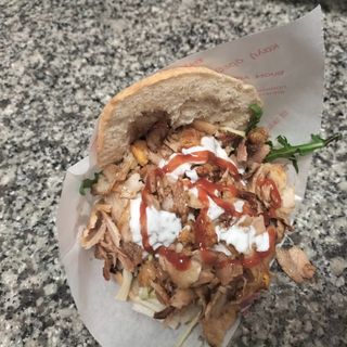 Panino con carne e tutti gli ingredienti