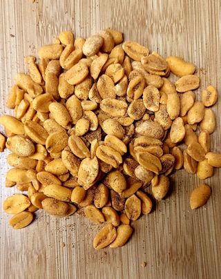 Orzeszki ziemne prażone w papryce 100 g