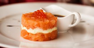 Тар тар з лосося з кремом із авокадо