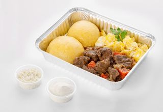 Mămăligă cu scrob, brânză, smântână și tocană de vită