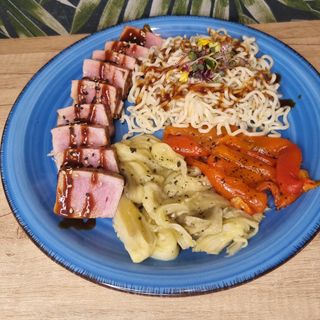 Tonyina marcada a la planxa poc feta