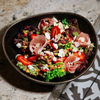 სალათი მარწყვით, ლურჯი ყველითდა პროშუტოთი