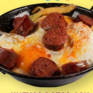 Huevos Rotos Con chorizo de Vaca
