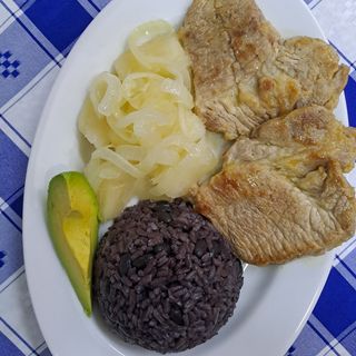Carne de Porco com arroz cubano (congrí), mandioca c/molho cubano e abacate.