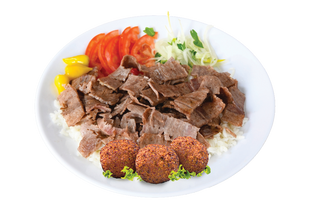 Piatto misto kebab e falafel