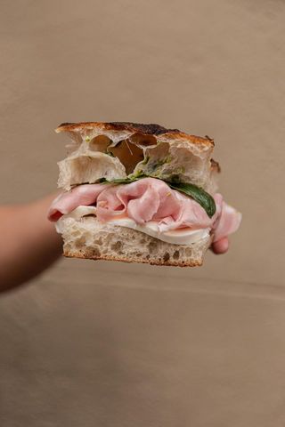 Bocadillo De Focaccia Relleno De Mortadela Y Pesto