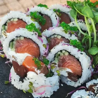 Uramaki z surowym łososiem