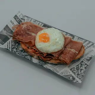 Tomate con jamón, pimiento y huevo frito