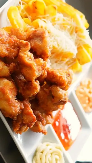 Pui Karaage cu cartofi dippers