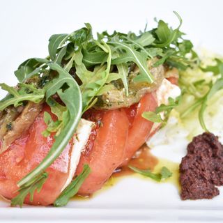 Салата от белени домати с фермерско овче сирене (350г)