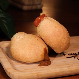 Pandebono relleno de bocadillo (guayaba)