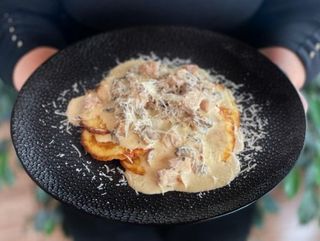 Placki z kurczakiem sous vide, pieczarkami i parmezanem