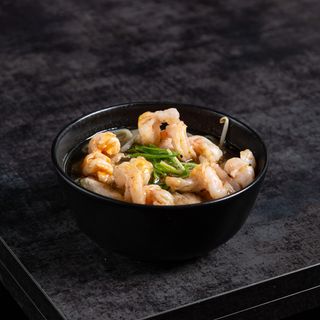 Tradycyjny wietnamski bulion z krewetkami