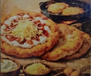 Langos cu smantana, branza si optiune