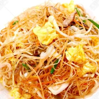 Spaghetti di riso saltato con gamberi, verdure e uovo strapazzato 虾仁炒粉干