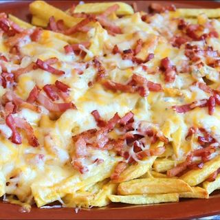 Patatas Fritas Con Queso Gratinado Y Jamón York (Medianas)