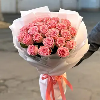 25 рожевих троянд сорту Софі Лорен