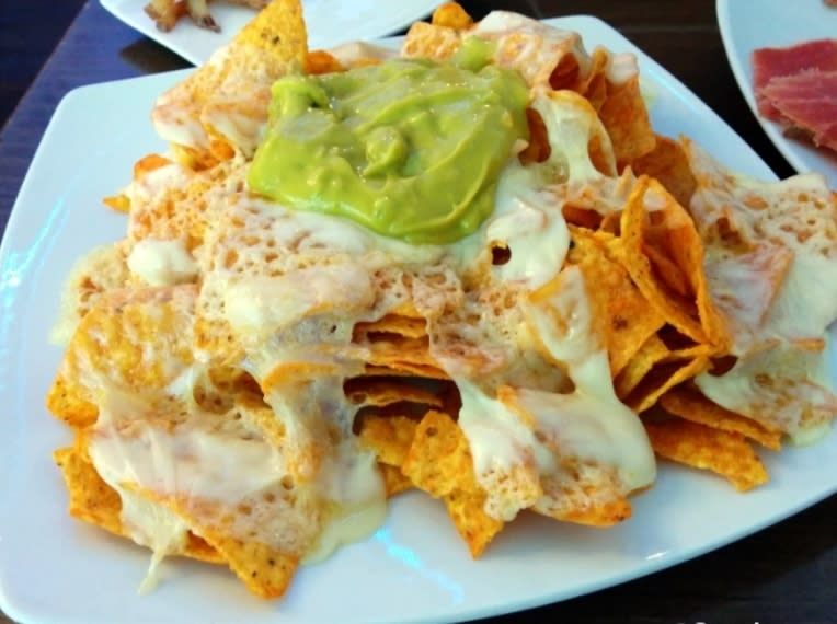 Plato De Nachos Con Queso Y Guacamole