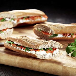 Panino con prosciutto crudo, stracchino e rucola