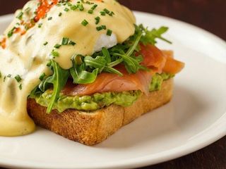 Tost Benedykta z łososiem