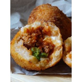 Arancino ragù e piselli