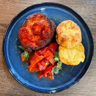 Ceafă de porc confiată, cartofi gratinați, ardei copti marinați