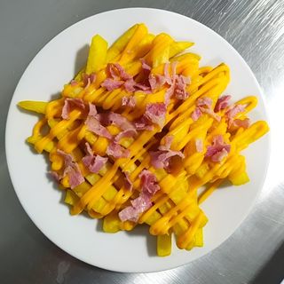 Batata Frita Média com Cheddar e Bacon