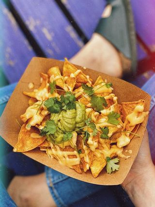 NACZOSY Z SOSEM SEROWYM, GUACAMOLE I KOLENDRĄ