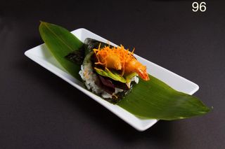 96. Temaki de gambas fritas con aguacate y mayonesa (1 pieza)