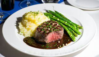 Piracki stek z polędwicy wołowej z  szparagami 